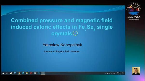 Combined Pressure and Magnetic Field Induced Caloric Effects in Fe7Se8 Single Crystals