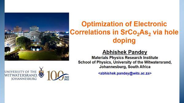 Optimization of electronic correlations and magnetism in SrCo2As2 via hole doping